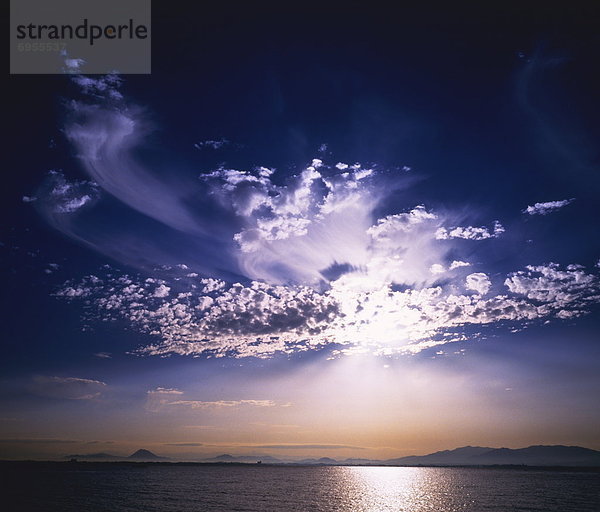 Sonnenstrahlen Wolken zu durchbrechen