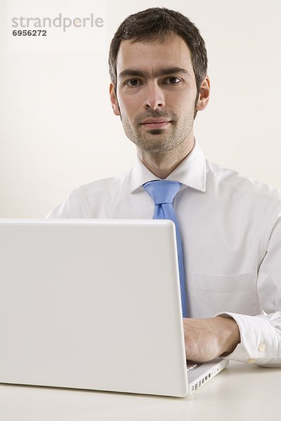 Mann mit Laptop-Computer