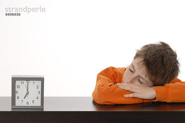 Junge - Person  schlafen  Uhr  alarmieren