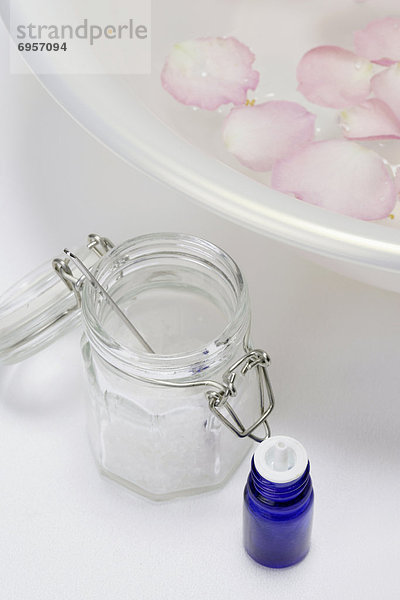Wasser  Weißer Hintergrund  Blume  Blütenblatt  Aromatherapie  Öl