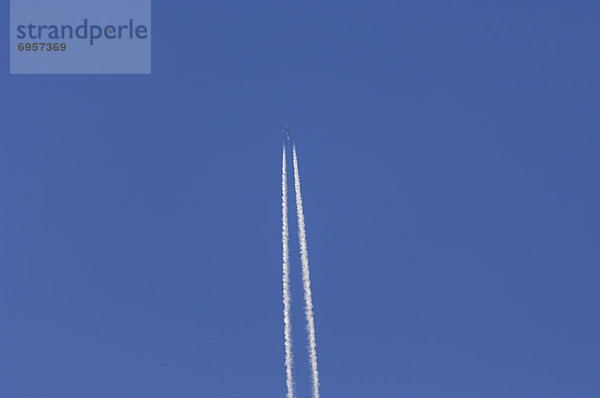 Kondensstreifen  Himmel  blau  Flugzeug