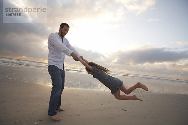 Strand  Menschlicher Vater  Tochter  spielen