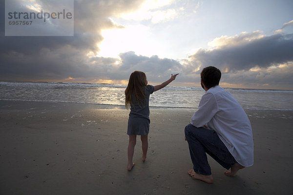 Vater und Tochter am Strand