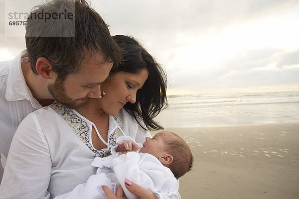 Neugeborenes  neugeboren  Neugeborene  Portrait  Strand  Menschliche Eltern  Baby