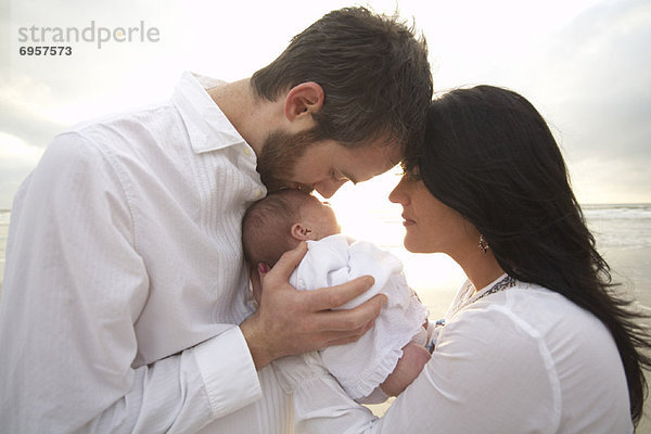 Neugeborenes  neugeboren  Neugeborene  Portrait  Strand  Menschliche Eltern  Baby