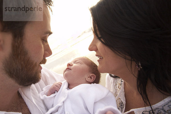 Neugeborenes  neugeboren  Neugeborene  Portrait  Menschliche Eltern  Baby