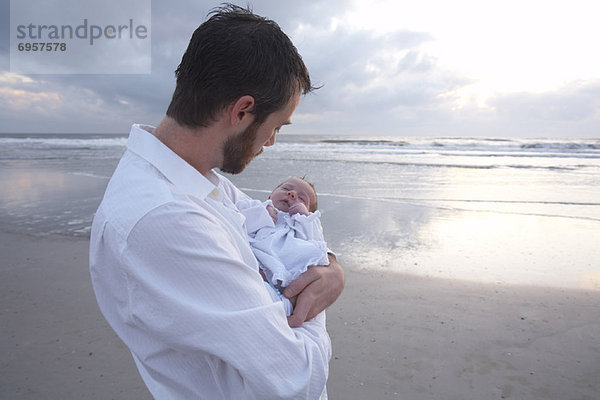 Neugeborenes  neugeboren  Neugeborene  Portrait  Strand  Menschlicher Vater  Baby