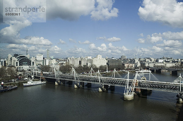 Blick auf die Goldene Jubiläumsbrücke Vom London Eye  Hungerford Bridge  London  England