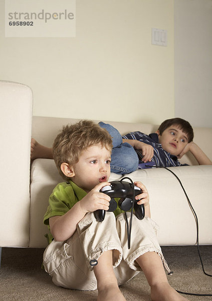 Boys spielen von Videospielen
