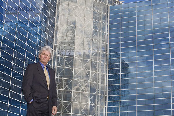 Portrait  Geschäftsmann  Gebäude  frontal  Büro