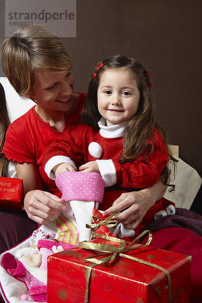 aufmachen  Weihnachten  Tochter  Mutter - Mensch  Lagerung