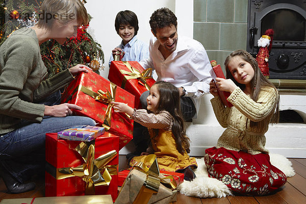 Familie öffnen Weihnachtsgeschenke