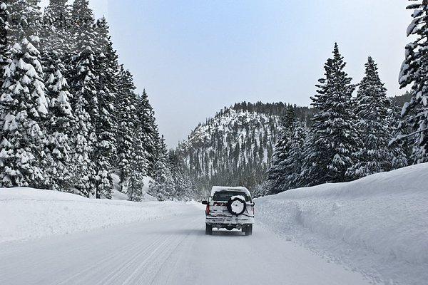 Auto auf Snowy Road