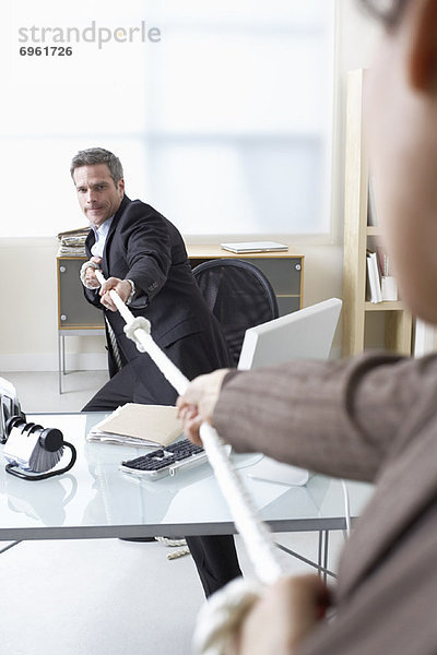 Schreibtisch  Mensch  Menschen  Business  Tauziehen