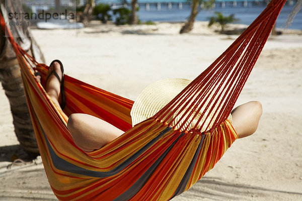 liegend  liegen  liegt  liegendes  liegender  liegende  daliegen  Frau  Strand  Hängematte