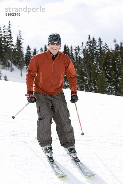 Mann Skifahren