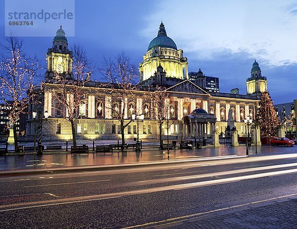 Belfast  Hauptstadt  hoch  oben  beleuchtet  Gebäude  Fassade  Abenddämmerung  Nordirland