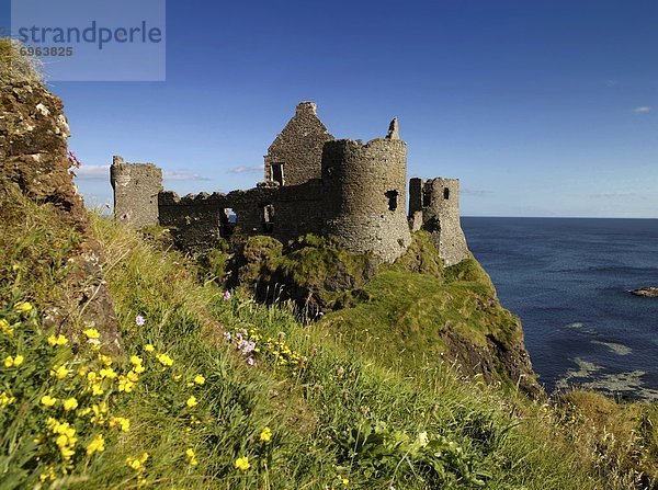 Palast  Schloß  Schlösser  Hügel  Ruine  County Antrim  Nordirland