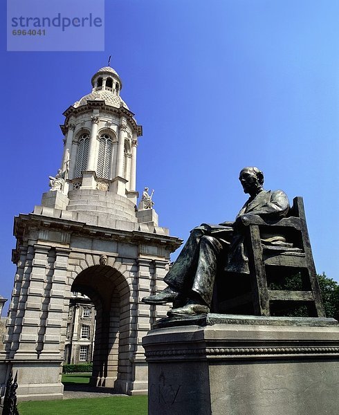 Dublin  Hauptstadt  Mann  unterrichten  Gebäude  frontal  Statue  Trinity College