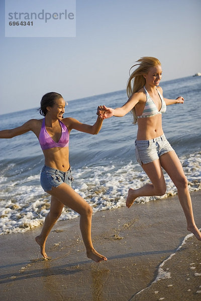Jugendlicher  Strand  rennen  2  Mädchen