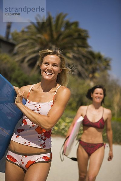 Frau  tragen  Surfboard  2  jung