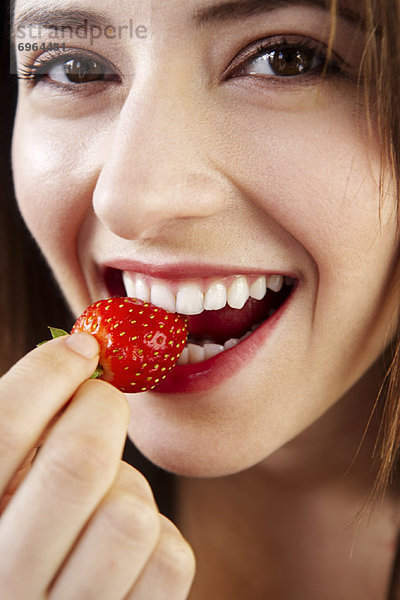 Frau isst Erdbeere