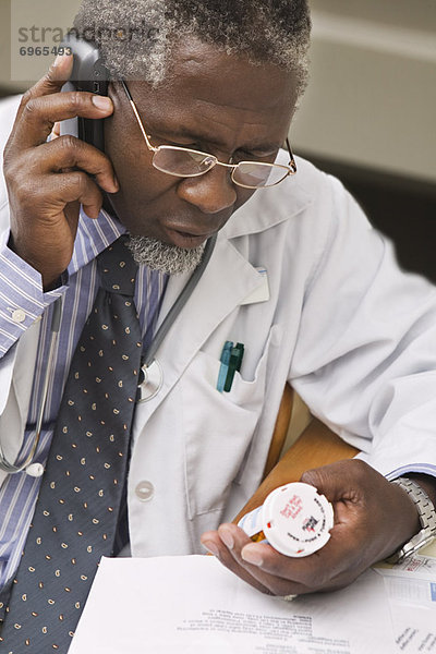 Arzt sprechen auf Handy