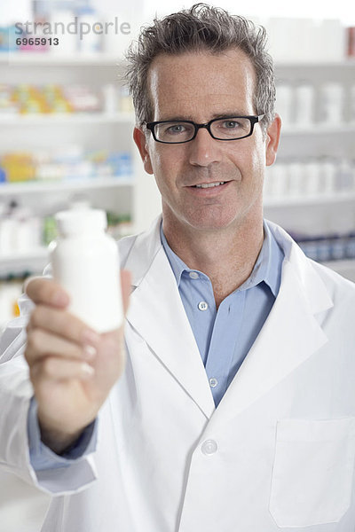 Portrait  halten  Pille  Pharmazie  Flasche