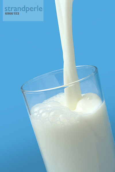 Glas  eingießen  einschenken  Milch
