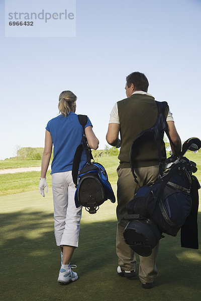 Paar Wandern am Golfplatz