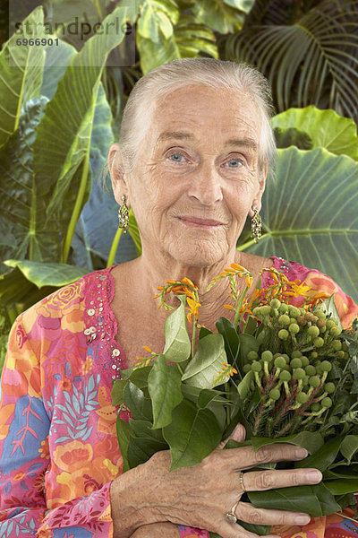 Portrait Frau halten Pflanze reifer Erwachsene reife Erwachsene