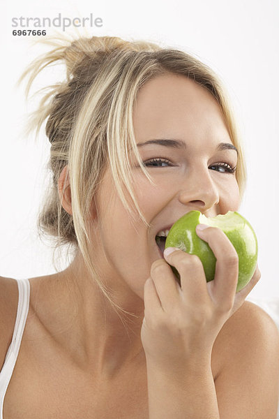 Young Frau isst Apple