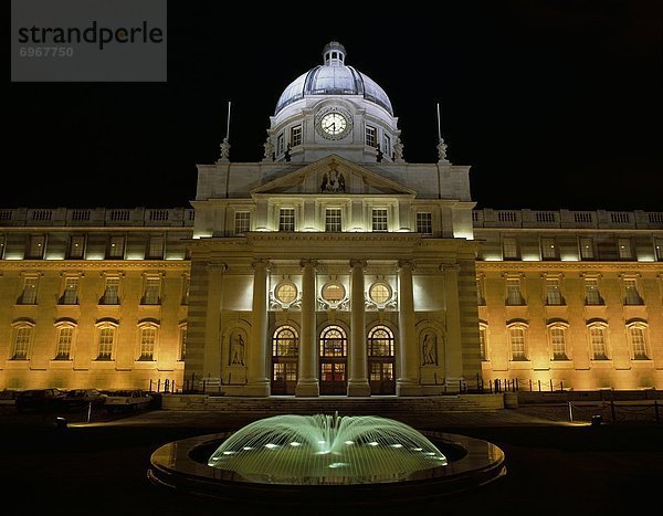 hoch oben beleuchtet Dublin Hauptstadt Nacht Gebäude Regierung Fassade Hausfassade