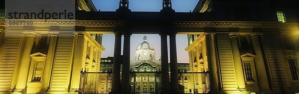 hoch oben beleuchtet Dublin Hauptstadt Nacht Gebäude Regierung Fassade Hausfassade