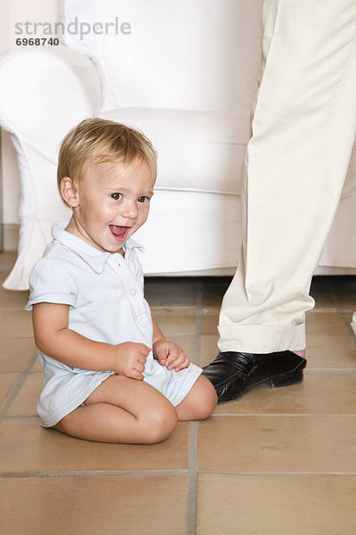 sitzend  Boden  Fußboden  Fußböden  Junge - Person  klein