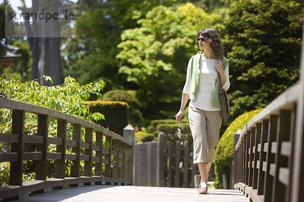Vereinigte Staaten von Amerika USA Frau gehen Brücke Garten Golden Gate Bridge japanisch Tee