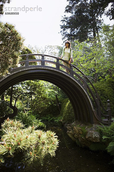 Vereinigte Staaten von Amerika USA Frau gehen Brücke Garten Golden Gate Bridge japanisch Tee