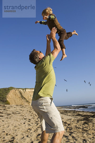 Vereinigte Staaten von Amerika  USA  Strand  Menschlicher Vater  Sohn  Kalifornien  spielen