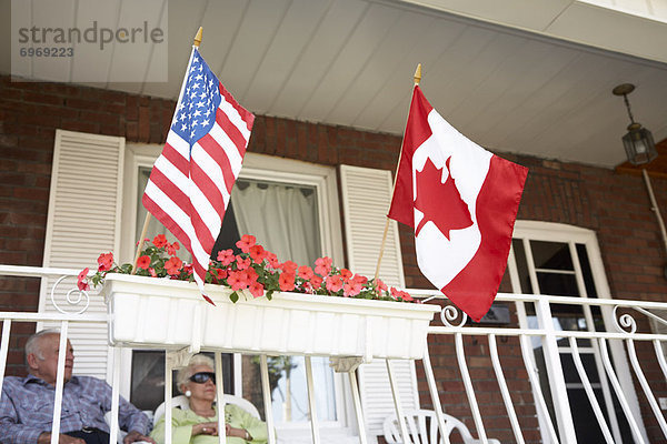 Senior Senioren frontal Fahne amerikanisch Vordach kanadisch