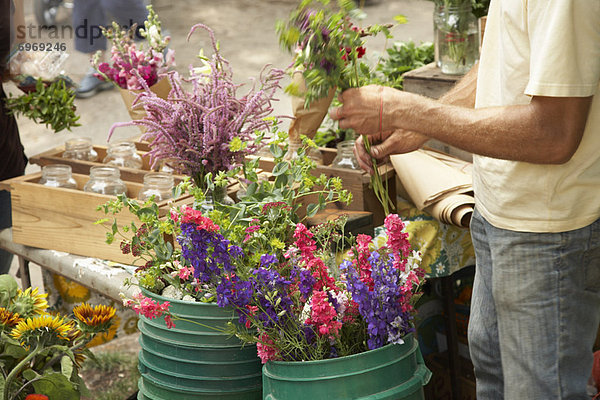 Blume  verkaufen  Pflanze  Landwirtin  Markt  Straßenverkäufer