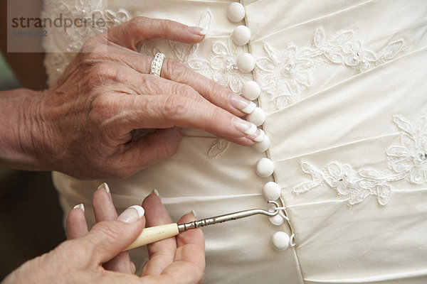 Hochzeit  Tochter  Mutter - Mensch  knöpfen  Kleid