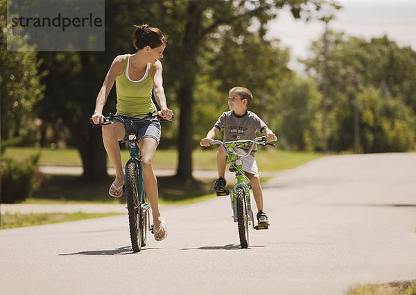 Frau  Junge - Person  fahren  Fahrrad  Rad