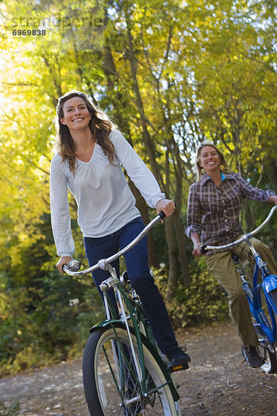 Frau  fahren  Wald  2  Fahrrad  Rad