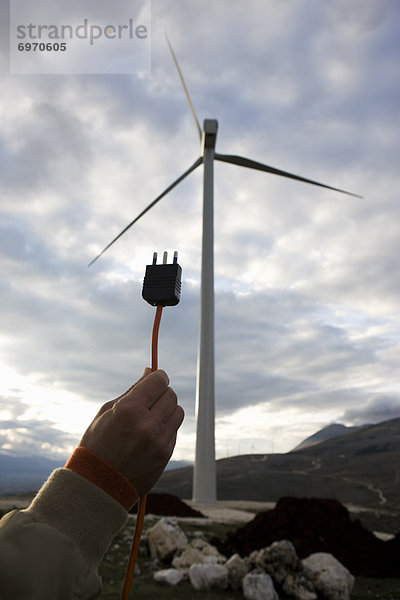 Windturbine Windrad Windräder halten Mann Elektrische Energie