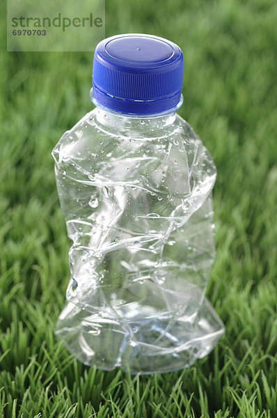 Kunststoff  Gras  zerknittert  Flasche