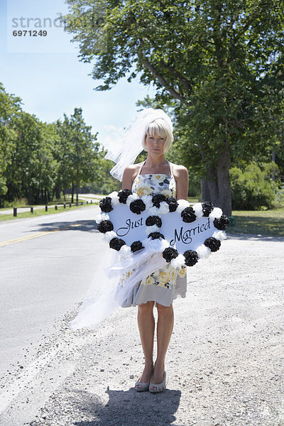 Frau  Ehepaar  halten  Fernverkehrsstraße  Zeichen  Niagarafälle  Seitenansicht  Kanada  Signal