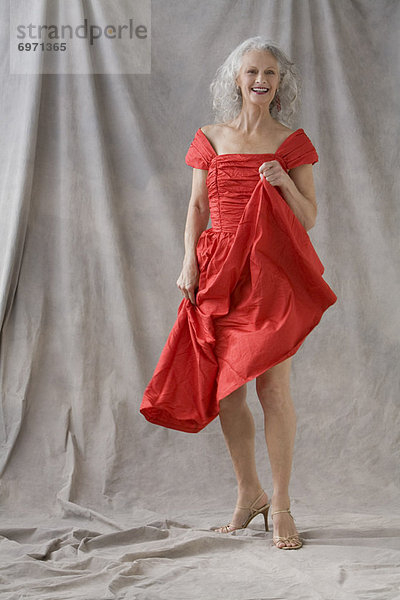 Portrait  Frau  reifer Erwachsene  reife Erwachsene  rot  Kleidung  Kleid