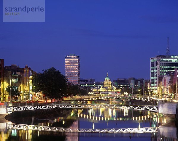 Fluss Liffey  Millenium Brücke  Ha penny Brücke und Custom House in der Ferne  Dublin  Irland