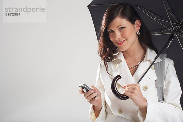 senden  Portrait  Geschäftsfrau  Regenschirm  Schirm  halten  Text  Nachricht