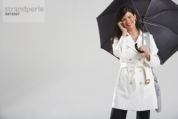 Handy  Portrait  Geschäftsfrau  sprechen  Regenschirm  Schirm  halten